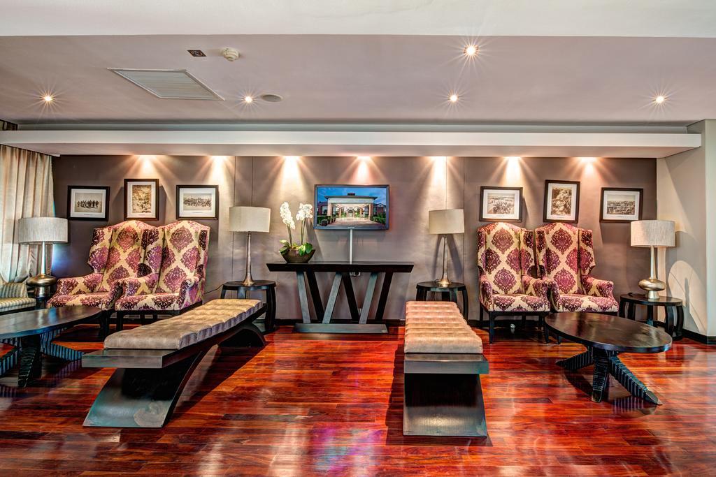 Royal Marang Hotel Phokeng Eksteriør billede The lounge at the airport