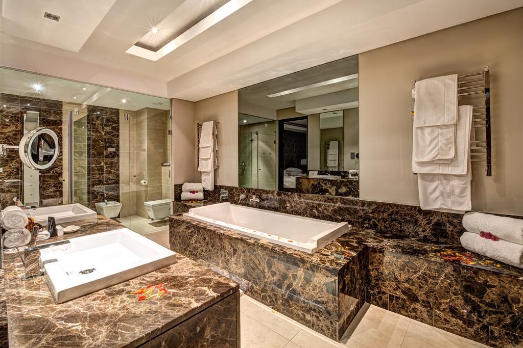 Royal Marang Hotel Phokeng Værelse billede Bathroom